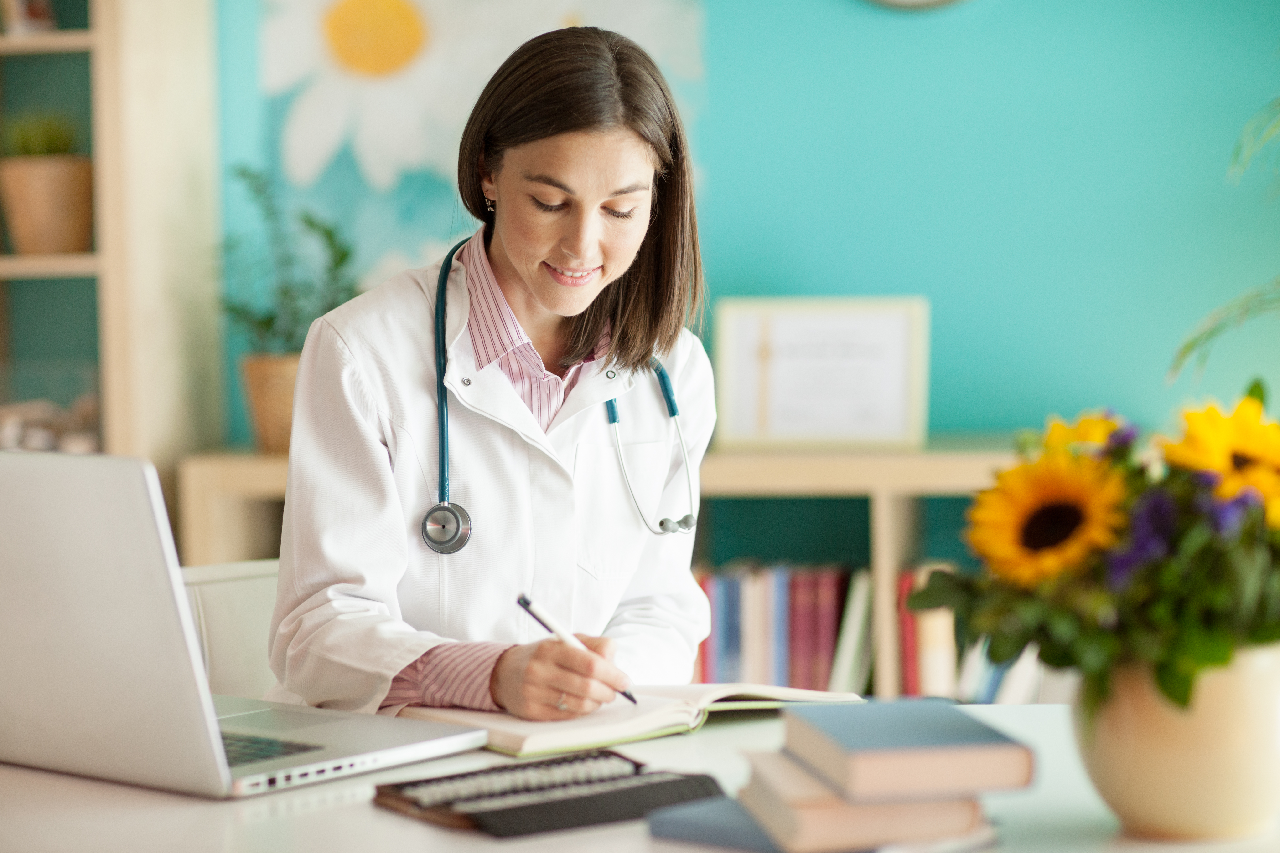 Es convoquen vint-i-dues noves beques per a estudiants sense recursos per continuar la seva carrera de Medicina