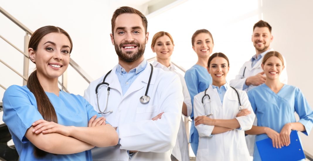 Después de que más de 73.000 profesionales de la salud se hubiesen contagiado desde el inicio de la crisis sanitaria el Consejo de Ministros ya ha reconocido la COVID-19 como una enfermedad profesional