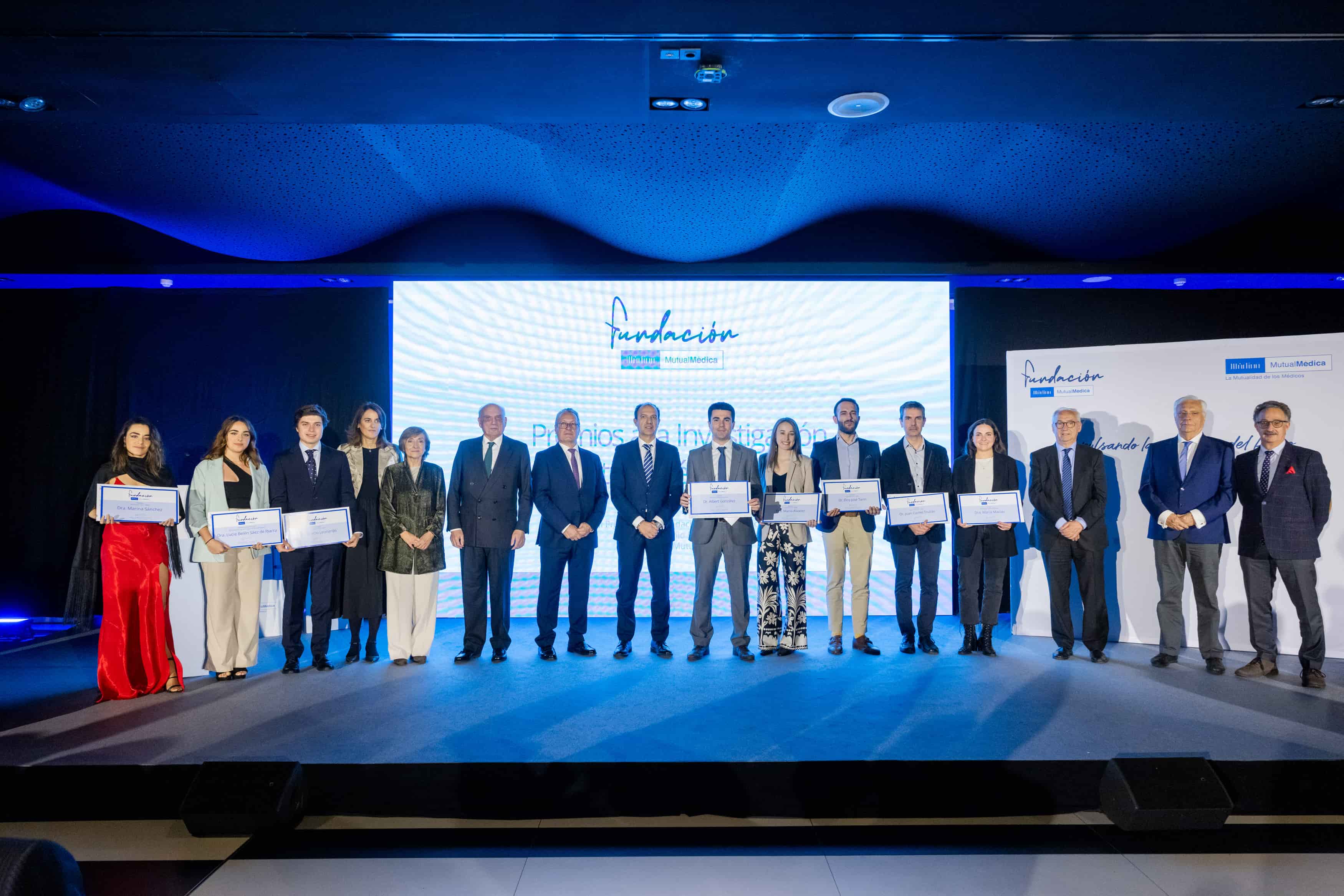 Ganadores de los XXXIII Premios a la Investigación Mutual Médica junto a los miembros del Jurado de estos galardones